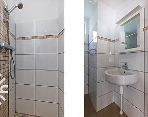 Gartenmbel auf der Wiese im Ferienhaus ZE585 in Zoutelande, Walcheren, Zeeland.