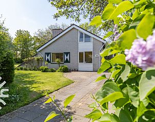 Terrasse mit Sonnenschirm im Ferienhaus ZE585 in Zoutelande, Walcheren, Zeeland.