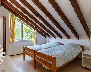 Vorderansicht des Ferienhauses ZE585 in Zoutelande, Walcheren, Zeeland mit blhendem Garten.