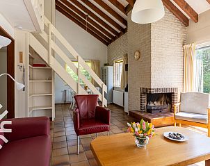 Modernes Badezimmer im Ferienhaus ZE585 Zoutelande, Walcheren, Zeeland mit weien Fliesen.