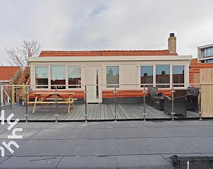 Terras van vakantiehuis ZE679 in Zoutelande, Walcheren, met zitje en uitzicht op de omgeving.