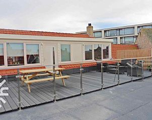 Moderne keuken en zithoek in vakantiehuis ZE679, gelegen in Zoutelande, Walcheren, Zeeland.