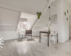 Strakke keukeninrichting van vakantiehuis ZE679 in Zoutelande, Walcheren, met moderne voorzieningen.
