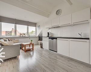 Eethoek met bloemenvaas in vakantiehuis ZE679, Zoutelande, Walcheren, ideaal voor gezellige maaltijden.