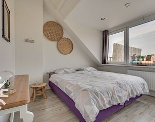 Moderne douche en toilet in vakantiehuis ZE679, Zoutelande, Walcheren, met strakke tegelafwerking.