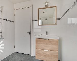 Gezellige zithoek in vakantiehuis ZE679, Zoutelande, Walcheren, met comfortabele bank en kussens.