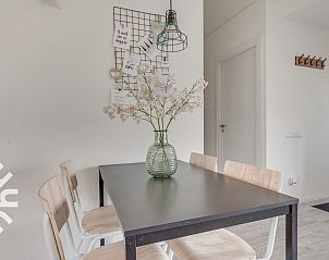 Decoratieve vaasjes in vakantiehuis ZE679, Zoutelande, Walcheren, op een bijzettafel.