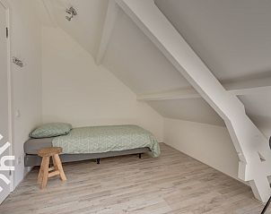 Comfortabele bank in vakantiehuis ZE679, Zoutelande, Walcheren, met uitzicht op de omgeving.