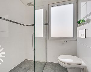 Winkelstraat in Zoutelande, Walcheren, nabij vakantiehuis ZE679, met levendige sfeer.