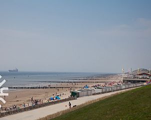Vrouw wandelt naar het strand van Zoutelande, Walcheren, nabij vakantiehuis ZE679.