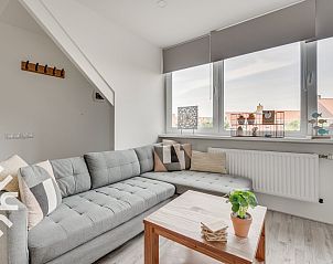 Eet- en zithoek in vakantiehuis ZE679, Zoutelande, Walcheren, met moderne inrichting.