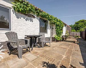 Veranda van vakantiehuis ZE238 in Zoutelande, Walcheren, met comfortabele stoelen.