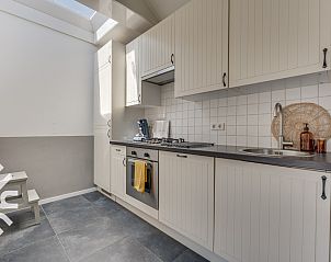 Zonnig terras van vakantiehuis ZE238 in Zoutelande, Walcheren, met tuinstoelen.