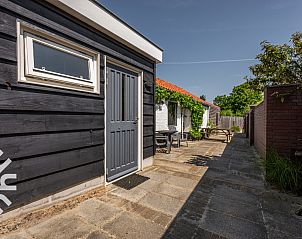 Hoofdslaapkamer in vakantiehuis ZE238 in Zoutelande, Walcheren, met comfortabel bed.