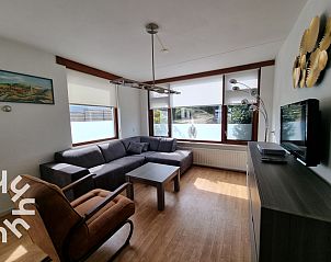 Moderne woonkamer van vakantiehuis ZE301 in Zoutelande, Walcheren, met comfortabele zithoek.