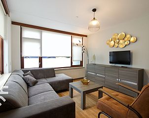 Zonnig terras van vakantiehuis ZE301 in Zoutelande, Walcheren, ideaal voor buiten dineren.