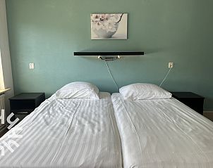 Ruime slaapkamer in vakantiehuis ZE301 in Zoutelande, Walcheren, met comfortabele bedden.