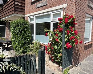 Detail van bed in vakantiehuis ZE301 in Zoutelande, Walcheren, met hoogwaardig beddengoed.