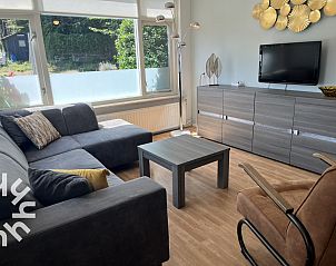 Schaduwrijk terras van vakantiehuis ZE301 in Zoutelande, Walcheren, met tuinzicht.