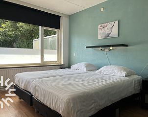 Gezellige zithoek in vakantiehuis ZE301 in Zoutelande, Walcheren, met veel natuurlijk licht.