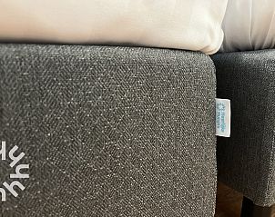 Compacte badkamer in vakantiehuis ZE301 in Zoutelande, Walcheren, met moderne tegels.