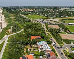 Exterieur van vakantiehuis ZE301 in Zoutelande, Walcheren, met bakstenen gevel.