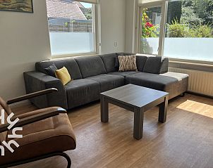 Buitenterras van vakantiehuis ZE301 in Zoutelande, Walcheren, met uitzicht op groene omgeving.