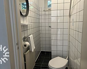 Comfortabele woonkamer in vakantiehuis ZE301 in Zoutelande, Walcheren, met flatscreen TV.