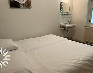 Eetruimte in vakantiehuis ZE301 in Zoutelande, Walcheren, met stijlvolle eettafel en stoelen.