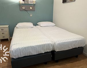 Tweede slaapkamer in vakantiehuis ZE301 in Zoutelande, Walcheren, met twee eenpersoonsbedden.