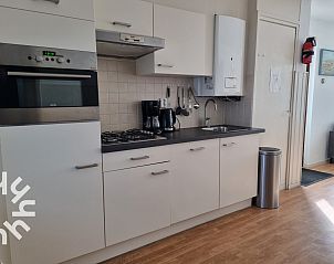 Zithoek in vakantiehuis ZE301 in Zoutelande, Walcheren, met moderne decoratie.