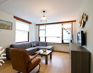 Gezellige woonkamer in vakantiehuis ZE301 in Zoutelande, Walcheren, met sfeervolle verlichting.