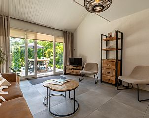 Ingang van vakantiehuis ZE1422 in Zoutelande, Walcheren, omgeven door groene natuur.