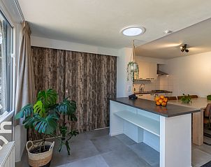 Gezellige patio van vakantiehuis ZE1422 in Zoutelande, Walcheren, met zonnescherm en tuin.