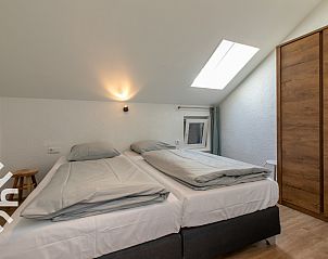 Stijlvolle woonkamer van vakantiehuis ZE1422 in Zoutelande, Walcheren, met comfortabele banken.