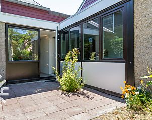 Moderne keuken van vakantiehuis ZE1422 in Zoutelande, Walcheren, met ruime eettafel.