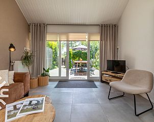 Straatbeeld bij vakantiehuis ZE1422 in Zoutelande, Walcheren, met winkels en cafs.