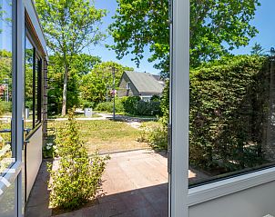 Zithoek van vakantiehuis ZE1422 in Zoutelande, Walcheren, met uitzicht op de tuin.