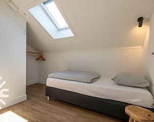 Ruime woonkamer van vakantiehuis ZE1422 in Zoutelande, Walcheren, met moderne inrichting.