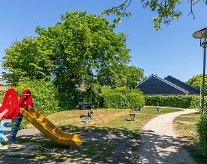 Lichte woonkamer van vakantiehuis ZE1422 in Zoutelande, Walcheren, met directe toegang tot terras.
