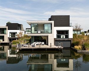 Vrijstaande woning in Arnemuiden met modern terras aan het water, ideaal vakantiehuis in Walcheren, Zeeland voor een ontspannen verblijf.