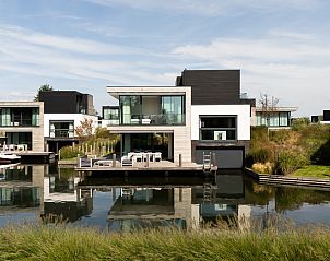 Vrijstaande woning in Arnemuiden, prachtig vakantiehuis aan het water op Walcheren, Zeeland, met moderne architectuur en serene omgeving.