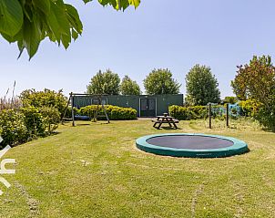 Play area with trampoline at vacation home ZE583 in Vrouwenpolder, Walcheren, ideal for children in Zeeland.