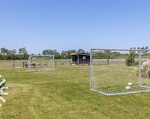 Entrance to vacation home ZE583 in Vrouwenpolder, Walcheren, with an inviting garden in Zeeland.