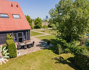 Schattige geit op het terrein van ZE587 in Vrouwenpolder, Walcheren.