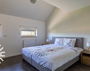 Slaapkamer met houten kast in vakantiehuis ZE587, Vrouwenpolder.