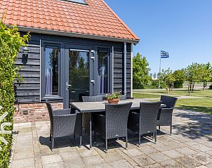 Moderne keuken en eetruimte in ZE587 vakantiehuis, Vrouwenpolder.