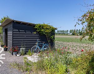 Luchtfoto van ZE587 vakantiehuis in Vrouwenpolder, Walcheren met groene omgeving.