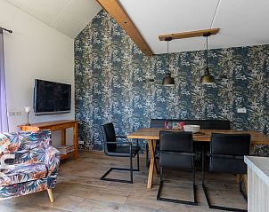 Stijlvolle eetkamer met trap in ZE587 vakantiehuis, Vrouwenpolder.