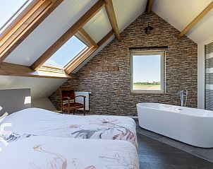 Gezellige zithoek in de woonkamer van ZE587 vakantiehuis, Vrouwenpolder.